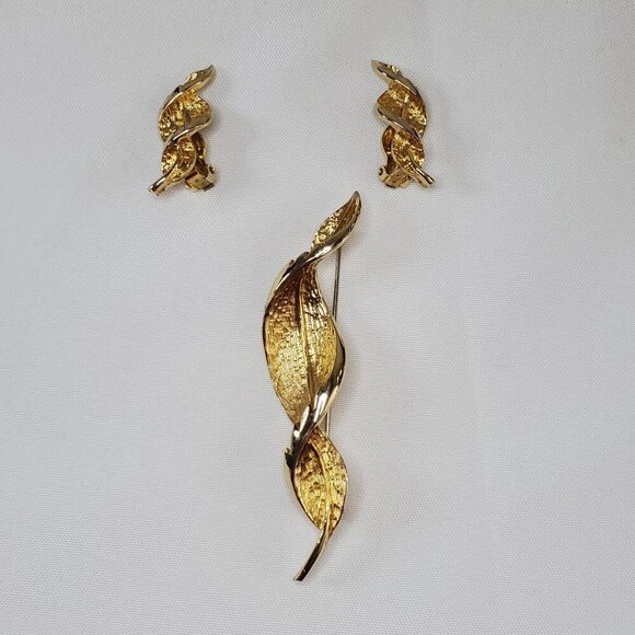 Vintage Coro Brushed Gold-Tone Leaf Brooch & Clip-On Earrings Jewelry Set - Picture 1 of 14